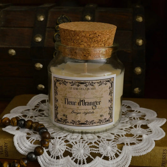 Image de bougie parfumée à la fleur d'oranger | Le sens des choses, boutique en ligne de produits artisanaux, naturels et écoresponsables, fabriqués en France ou en Europe : savons artisanaux, bougies parfumées, accessoires zéro déchet.