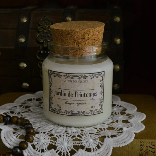 Image de bougie parfumée jardin de printemps | Le sens des choses, boutique en ligne de produits artisanaux, naturels et écoresponsables, fabriqués en France ou en Europe : savons artisanaux, bougies parfumées, accessoires zéro déchet.