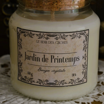 Image de bougie parfumée jardin de printemps | Le sens des choses, boutique en ligne de produits artisanaux, naturels et écoresponsables, fabriqués en France ou en Europe : savons artisanaux, bougies parfumées, accessoires zéro déchet.