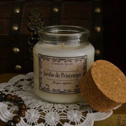 Image de bougie parfumée jardin de printemps | Le sens des choses, boutique en ligne de produits artisanaux, naturels et écoresponsables, fabriqués en France ou en Europe : savons artisanaux, bougies parfumées, accessoires zéro déchet.