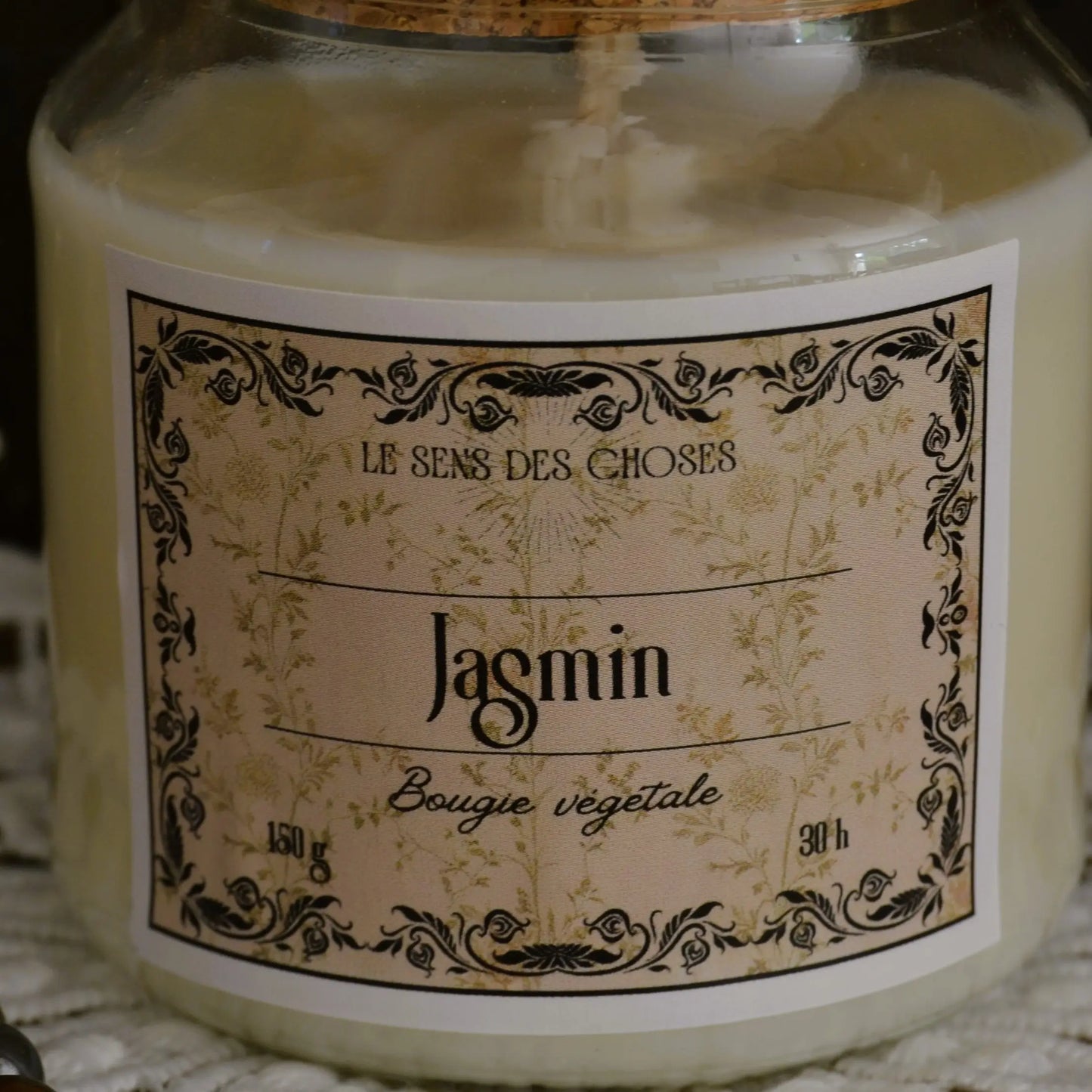Image de bougie parfumée au jasmin | Le sens des choses, boutique en ligne de produits artisanaux, naturels et écoresponsables, fabriqués en France ou en Europe : savons artisanaux, bougies parfumées, accessoires zéro déchet.
