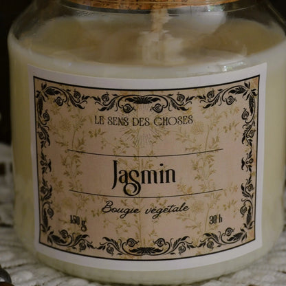 Image de bougie parfumée au jasmin | Le sens des choses, boutique en ligne de produits artisanaux, naturels et écoresponsables, fabriqués en France ou en Europe : savons artisanaux, bougies parfumées, accessoires zéro déchet.