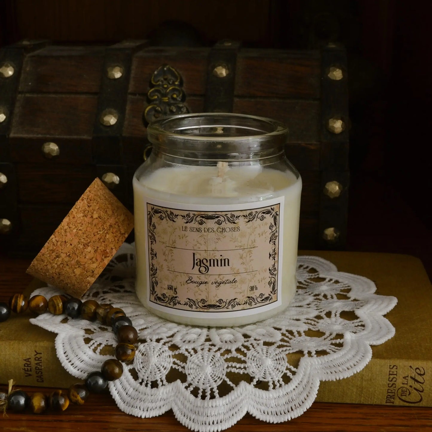 Image de bougie parfumée au jasmin | Le sens des choses, boutique en ligne de produits artisanaux, naturels et écoresponsables, fabriqués en France ou en Europe : savons artisanaux, bougies parfumées, accessoires zéro déchet.