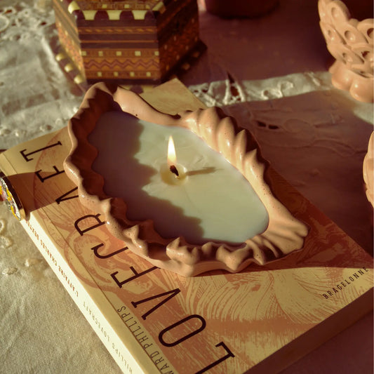 Calliope — Bougie artisanale parfumée dans son pot coquillage en jesmonite