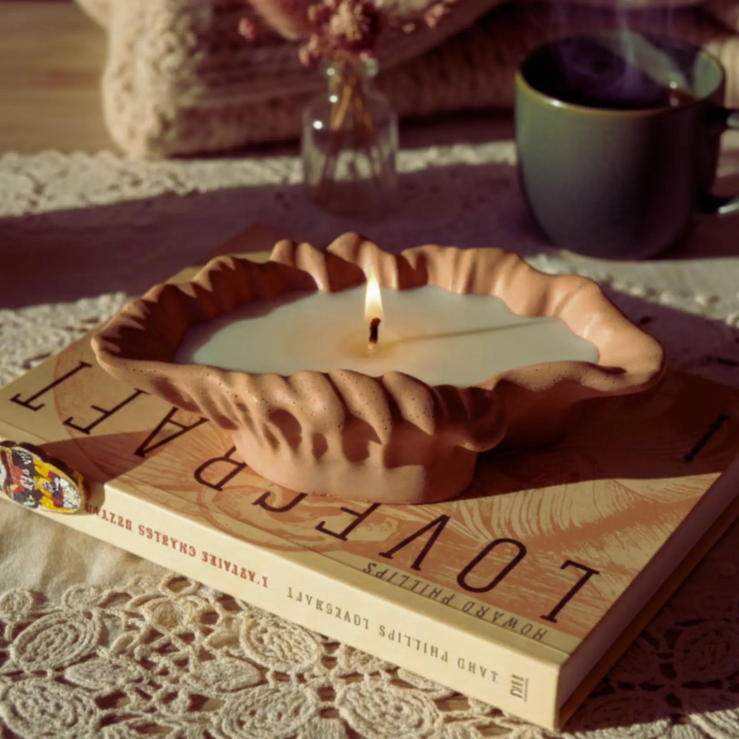 Calliope — Bougie artisanale parfumée dans son pot coquillage en jesmonite | Le sens des choses – Boutique de bougies parfumées végétales, décorations et bien-être