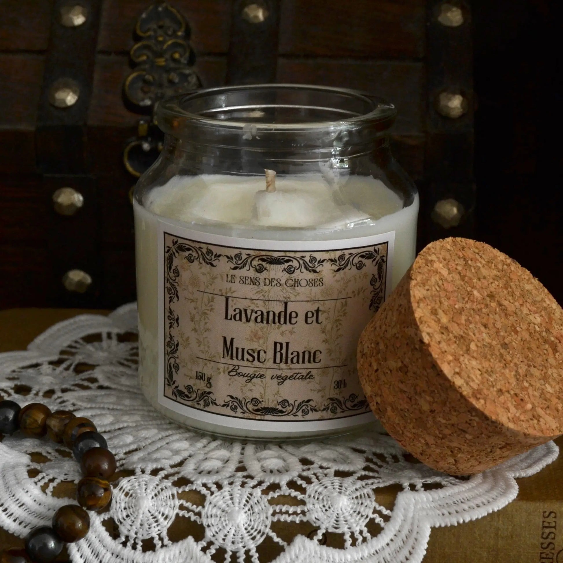 Image de bougie parfumée à la lavande et musc blanc | Le sens des choses, boutique en ligne de produits artisanaux, naturels et écoresponsables, fabriqués en France ou en Europe : savons artisanaux, bougies parfumées, accessoires zéro déchet.