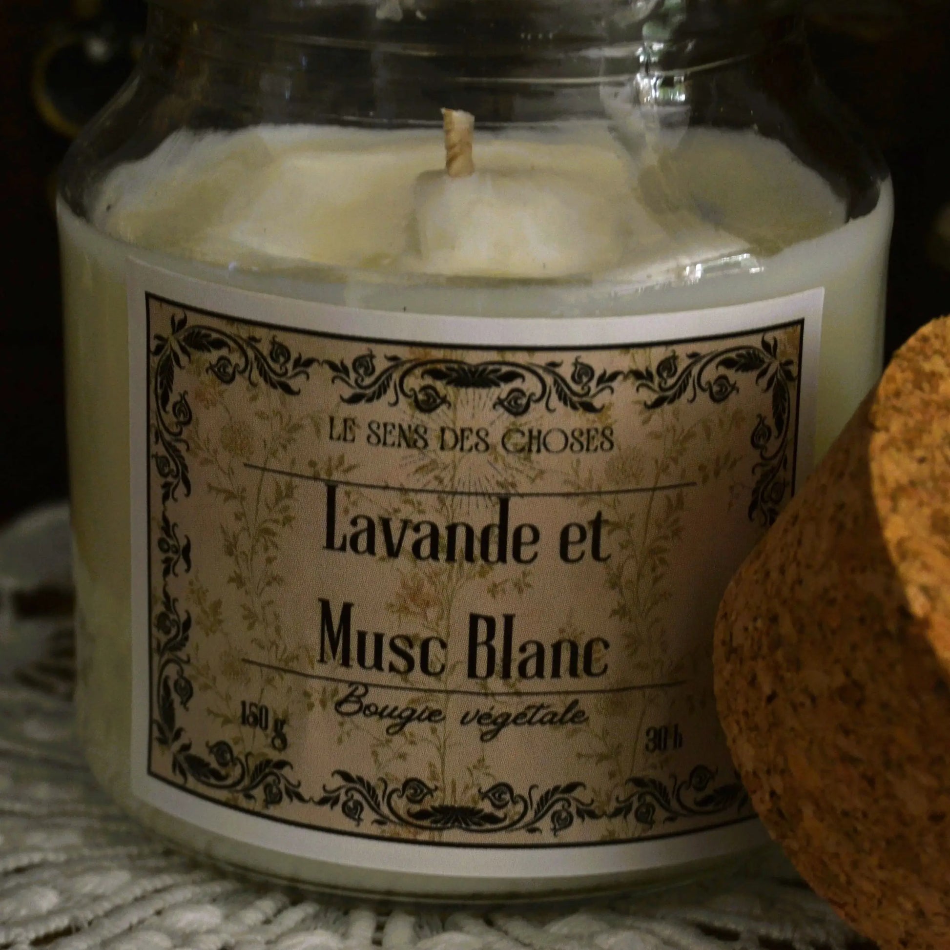 Image de bougie parfumée à la lavande et musc blanc | Le sens des choses, boutique en ligne de produits artisanaux, naturels et écoresponsables, fabriqués en France ou en Europe : savons artisanaux, bougies parfumées, accessoires zéro déchet.