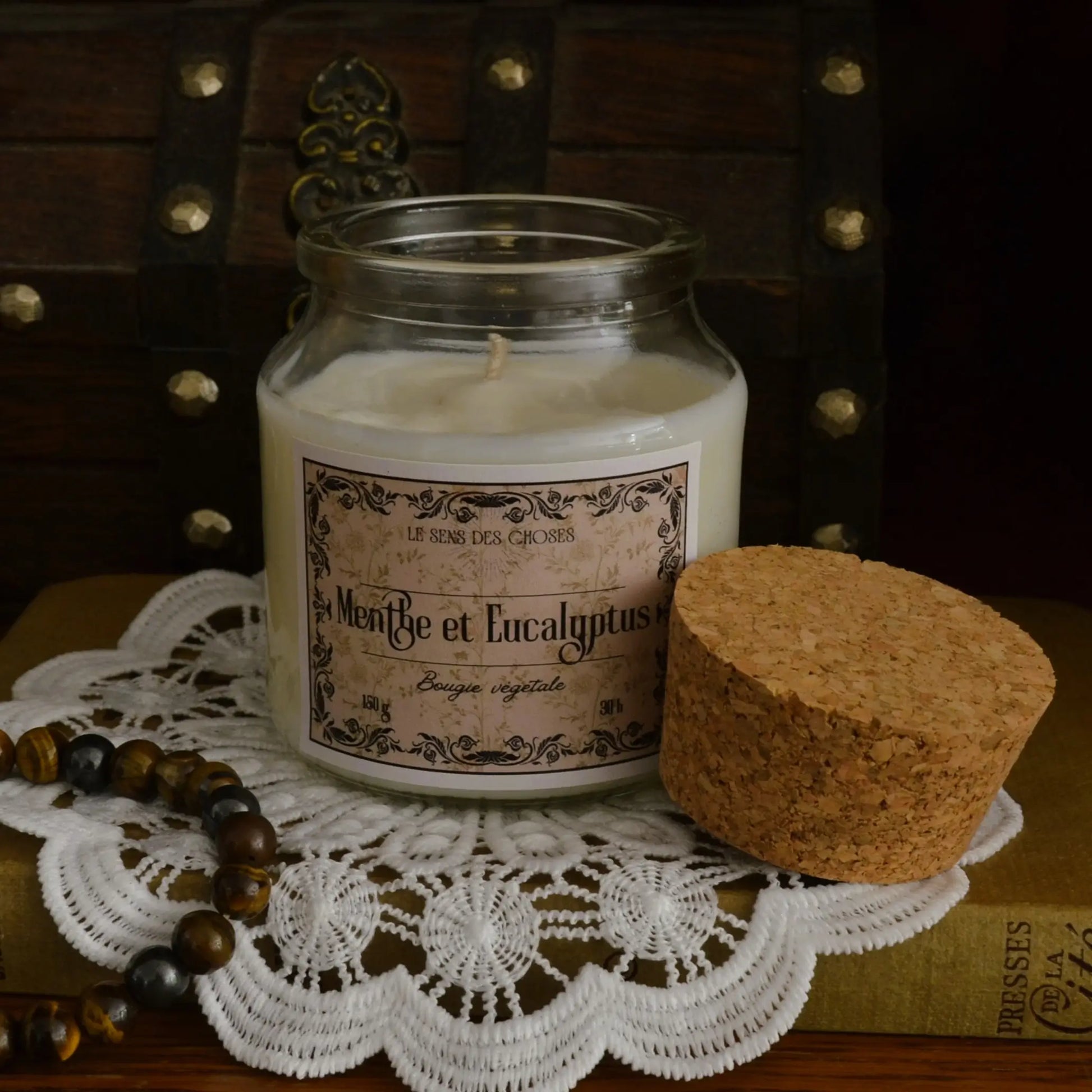 Image de bougie parfumée à la menthe et eucalyptus | Le sens des choses, boutique en ligne de produits artisanaux, naturels et écoresponsables, fabriqués en France ou en Europe : savons artisanaux, bougies parfumées, accessoires zéro déchet.
