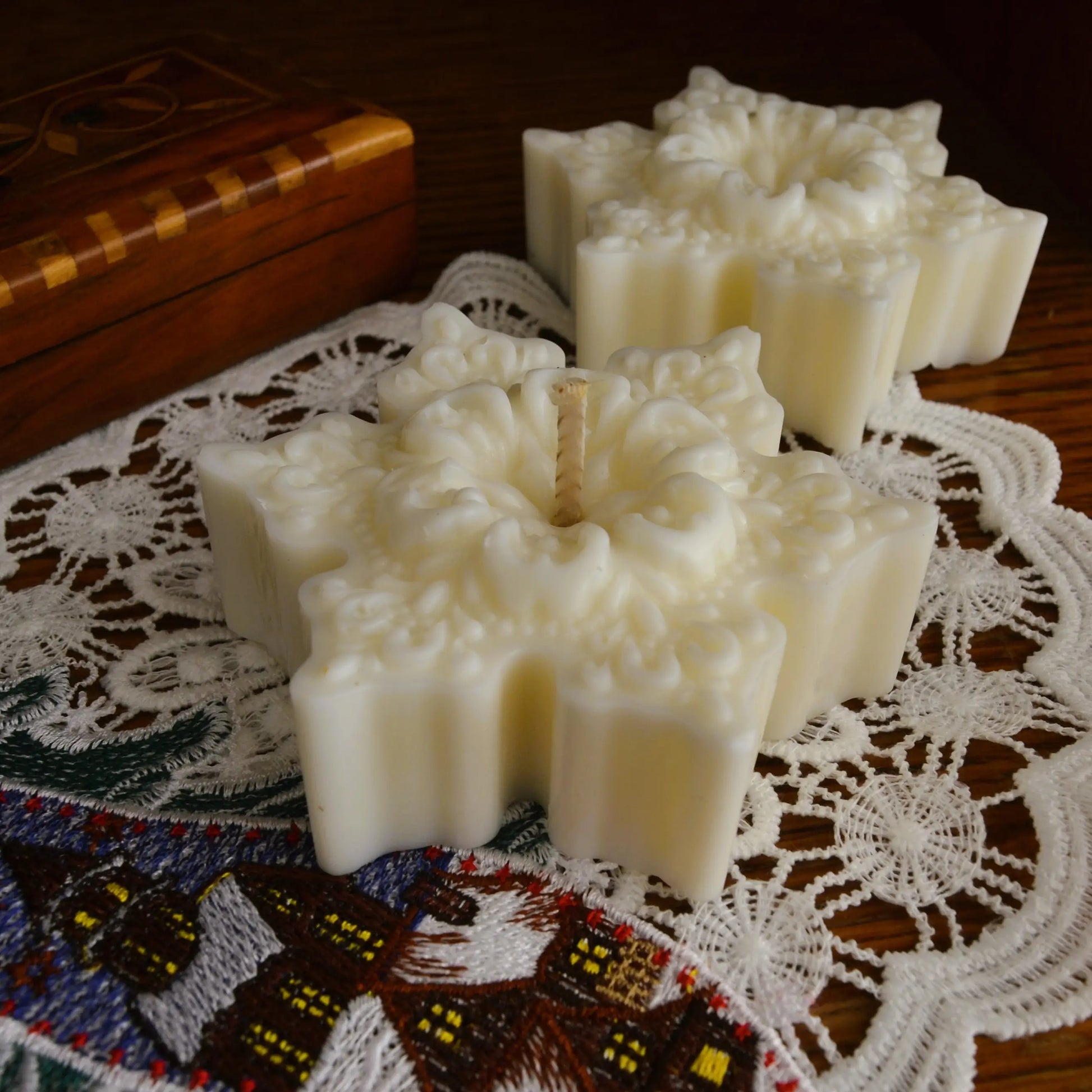 Image de bougie décorative parfumée flocon de neige | Le sens des choses, boutique en ligne de produits artisanaux, naturels et écoresponsables, fabriqués en France ou en Europe : savons artisanaux, bougies parfumées, accessoires zéro déchet.