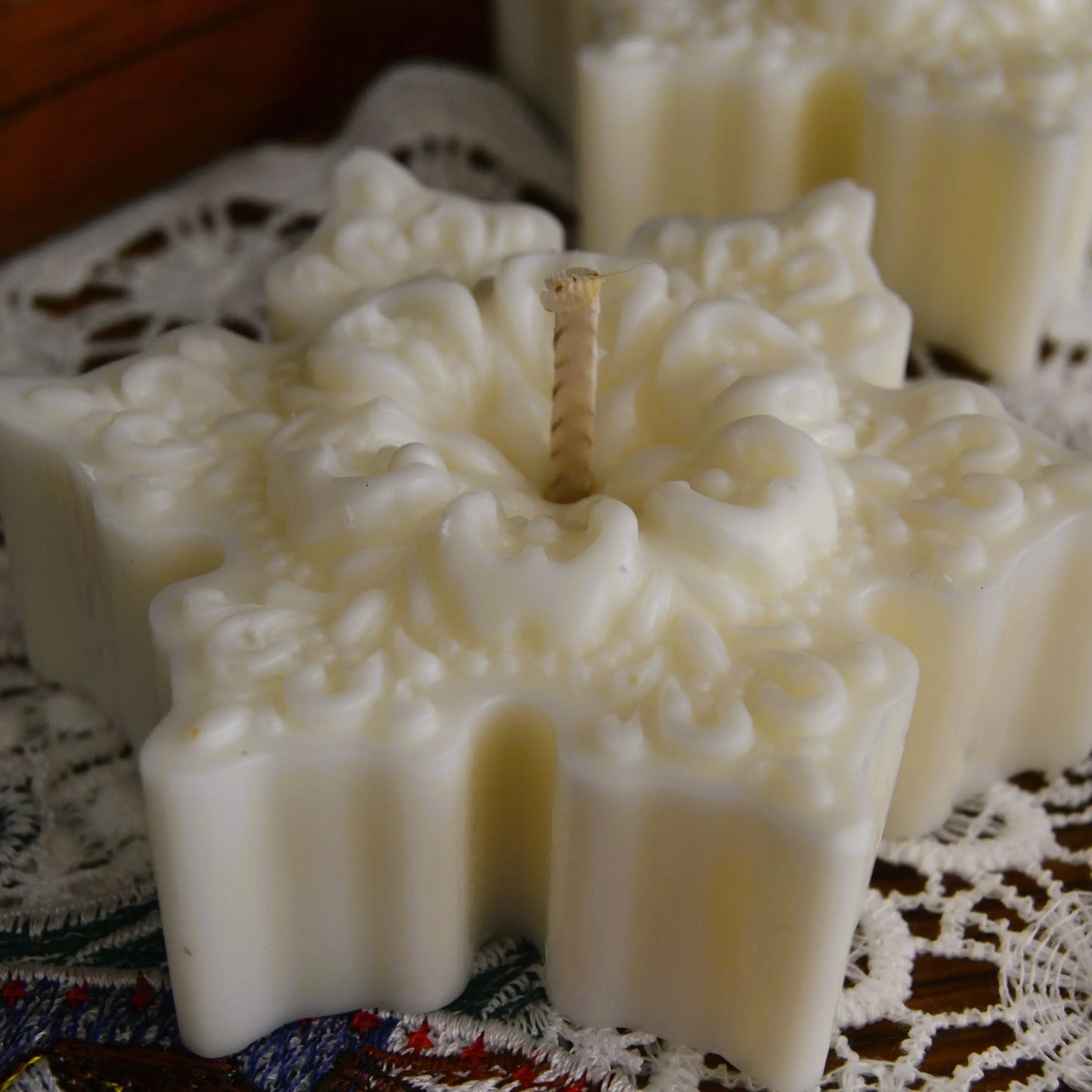 Image de bougie décorative parfumée flocon de neige | Le sens des choses, boutique en ligne de produits artisanaux, naturels et écoresponsables, fabriqués en France ou en Europe : savons artisanaux, bougies parfumées, accessoires zéro déchet.