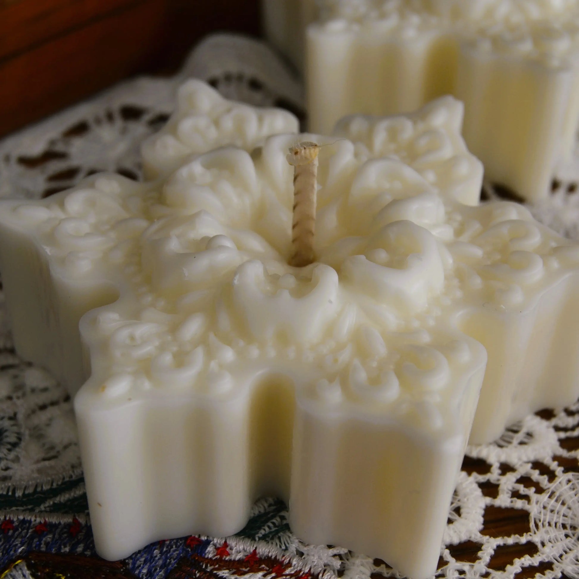 Image de bougie décorative parfumée flocon de neige | Le sens des choses, boutique en ligne de produits artisanaux, naturels et écoresponsables, fabriqués en France ou en Europe : savons artisanaux, bougies parfumées, accessoires zéro déchet.