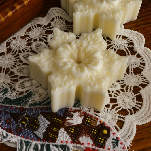 Image de bougie décorative parfumée flocon de neige | Le sens des choses, boutique en ligne de produits artisanaux, naturels et écoresponsables, fabriqués en France ou en Europe : savons artisanaux, bougies parfumées, accessoires zéro déchet.