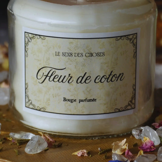 Bougie parfumée artisanale à la fleur de coton – Création artisanale | Le sens des choses – Boutique de bougies parfumées végétales et objets décoratifs écoresponsables