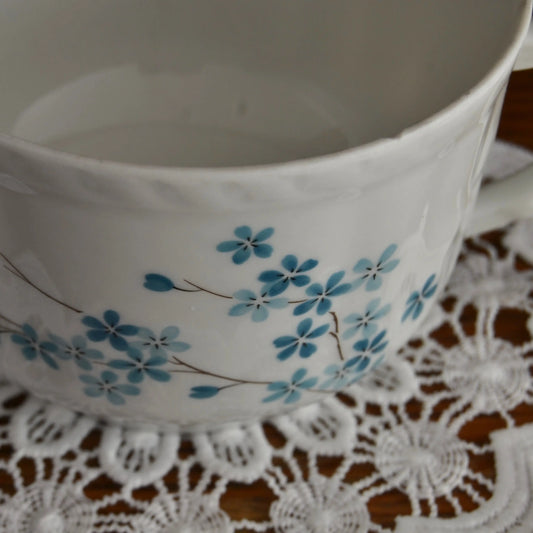 Image de bougie parfumée tasse en porcelaine de Couleuvre chinée | Le sens des choses, boutique en ligne de produits artisanaux, naturels et écoresponsables, fabriqués en France ou en Europe : savons artisanaux, bougies parfumées, accessoires zéro déchet.