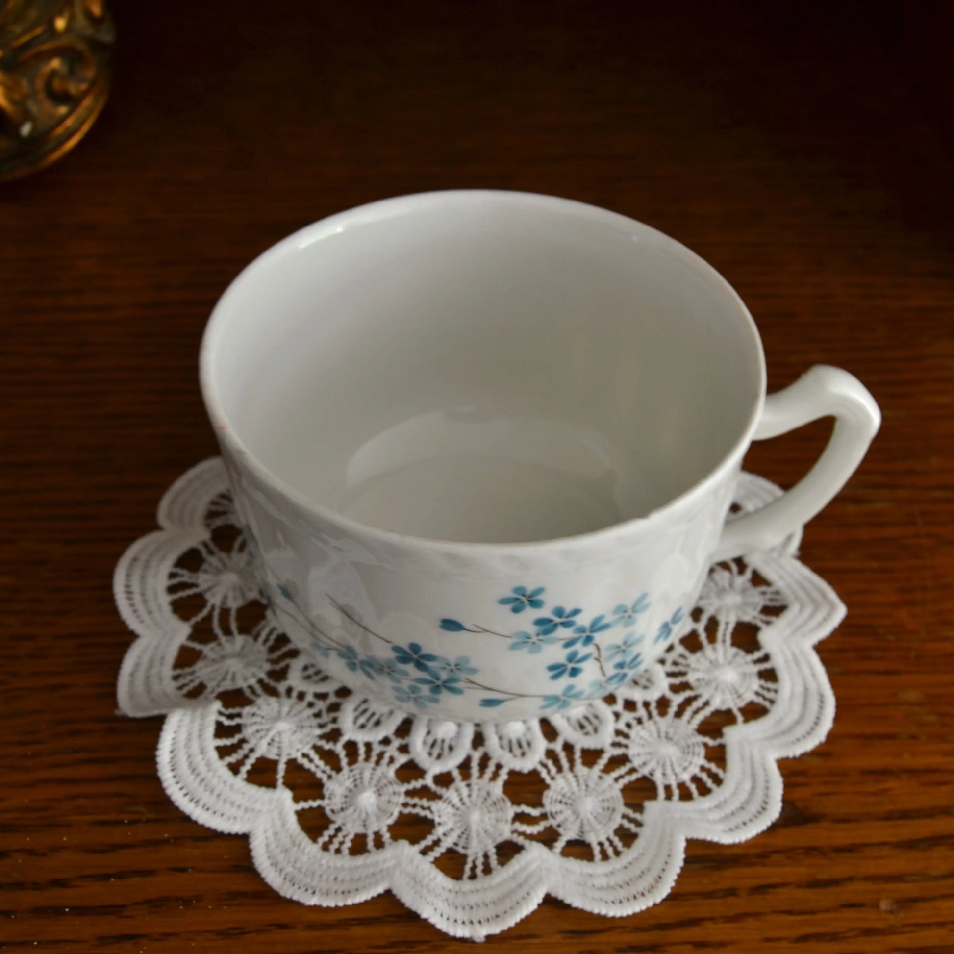 Image de bougie parfumée tasse en porcelaine de Couleuvre chinée | Le sens des choses, boutique en ligne de produits artisanaux, naturels et écoresponsables, fabriqués en France ou en Europe : savons artisanaux, bougies parfumées, accessoires zéro déchet.