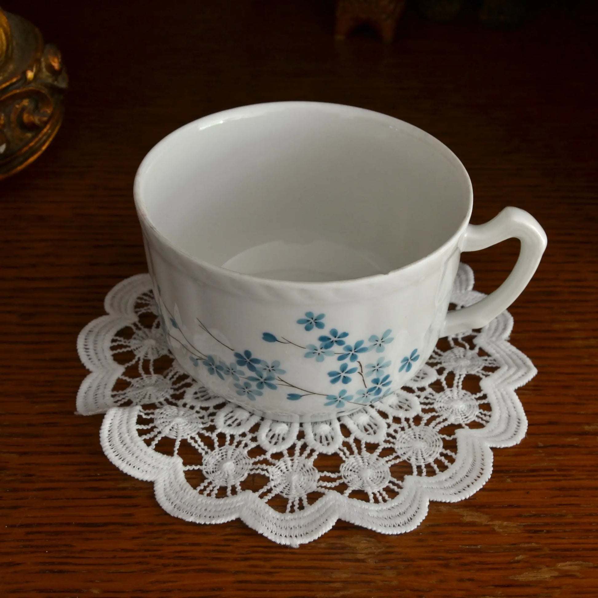 Image de bougie parfumée tasse en porcelaine de Couleuvre chinée | Le sens des choses, boutique en ligne de produits artisanaux, naturels et écoresponsables, fabriqués en France ou en Europe : savons artisanaux, bougies parfumées, accessoires zéro déchet.