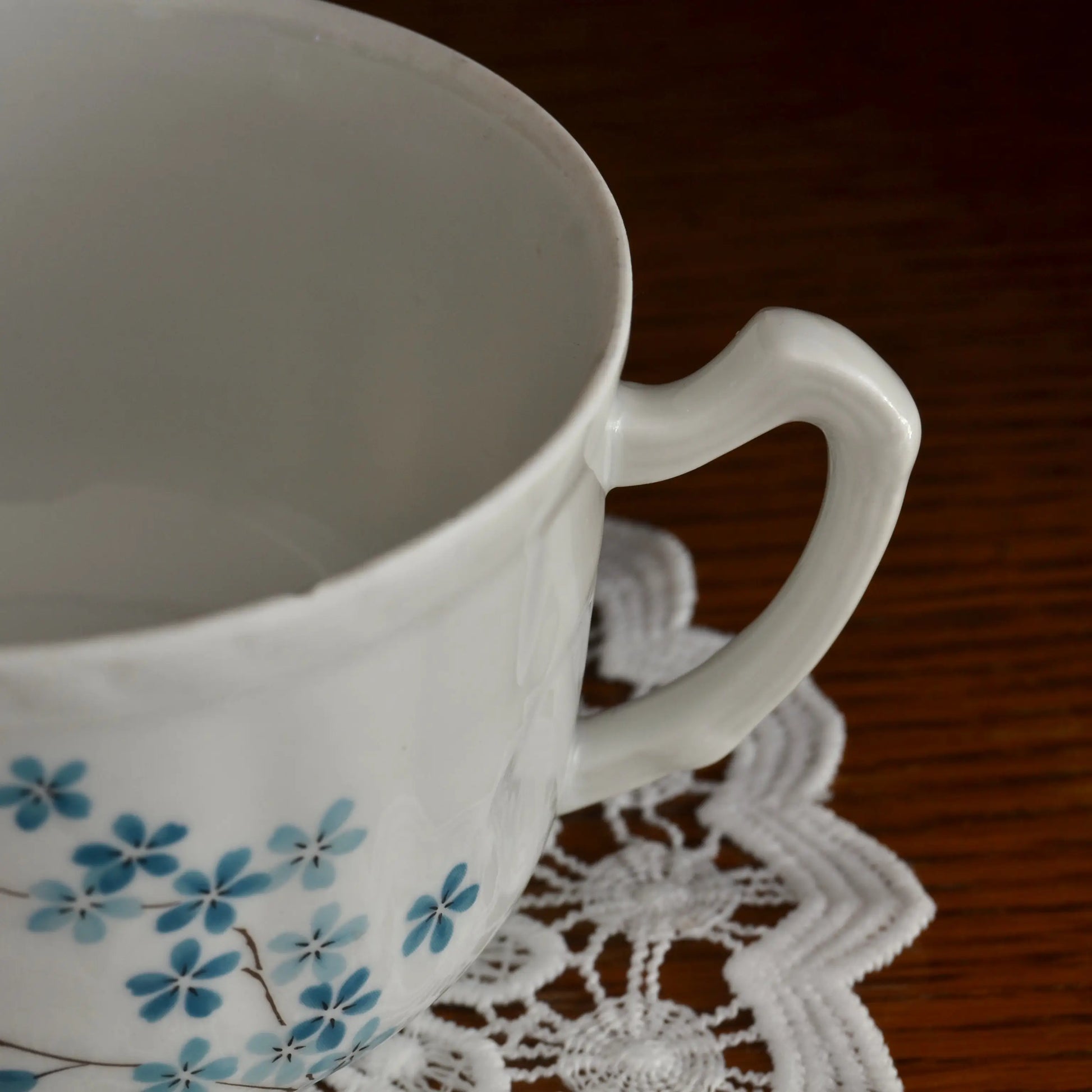 Image de bougie parfumée tasse en porcelaine de Couleuvre chinée | Le sens des choses, boutique en ligne de produits artisanaux, naturels et écoresponsables, fabriqués en France ou en Europe : savons artisanaux, bougies parfumées, accessoires zéro déchet.