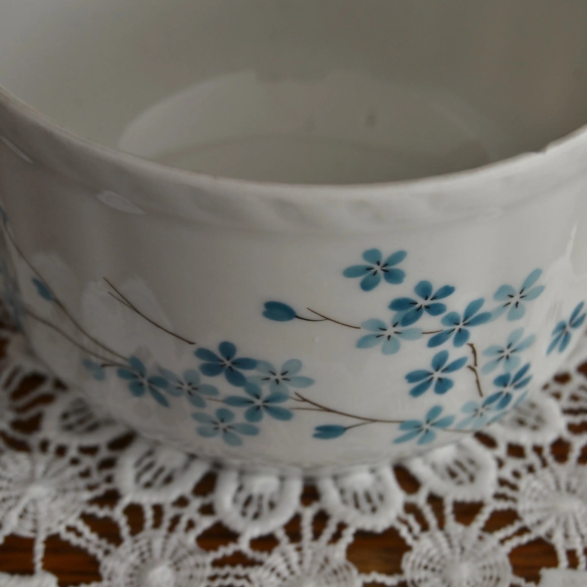 Image de bougie parfumée tasse en porcelaine de Couleuvre chinée | Le sens des choses, boutique en ligne de produits artisanaux, naturels et écoresponsables, fabriqués en France ou en Europe : savons artisanaux, bougies parfumées, accessoires zéro déchet.
