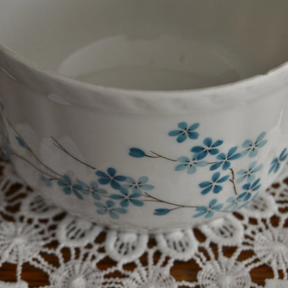 Image de bougie parfumée tasse en porcelaine de Couleuvre chinée | Le sens des choses, boutique en ligne de produits artisanaux, naturels et écoresponsables, fabriqués en France ou en Europe : savons artisanaux, bougies parfumées, accessoires zéro déchet.
