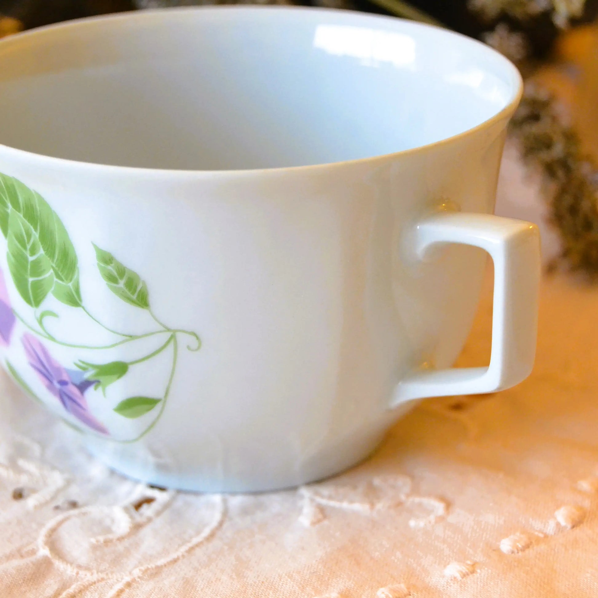 Image de Bougie décorative artisanale en porcelaine de Limoges bleutée — parfum au choix | Le sens des choses – boutique artisanale éthique de bougies parfumées et savons naturels fabriqués en France