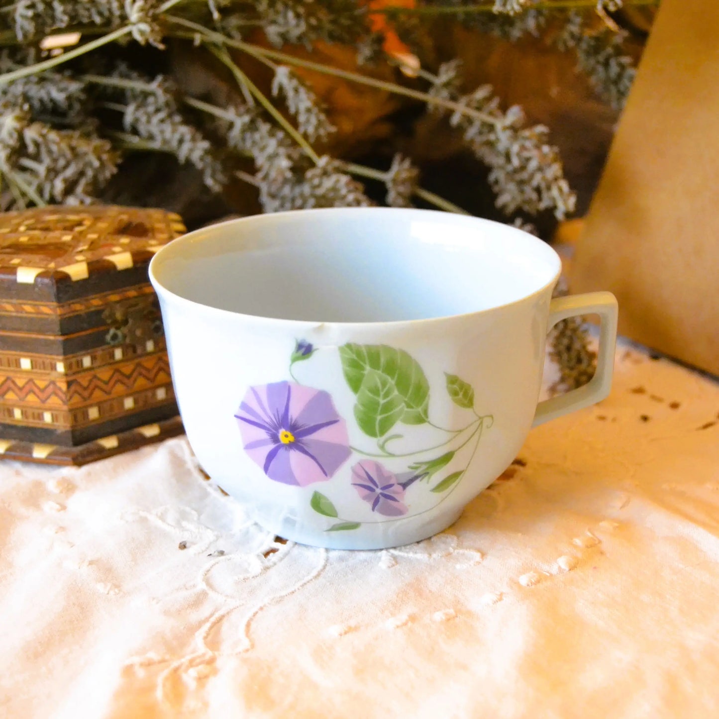 Image de Bougie décorative artisanale en porcelaine de Limoges bleutée — parfum au choix | Le sens des choses – boutique artisanale éthique de bougies parfumées et savons naturels fabriqués en France