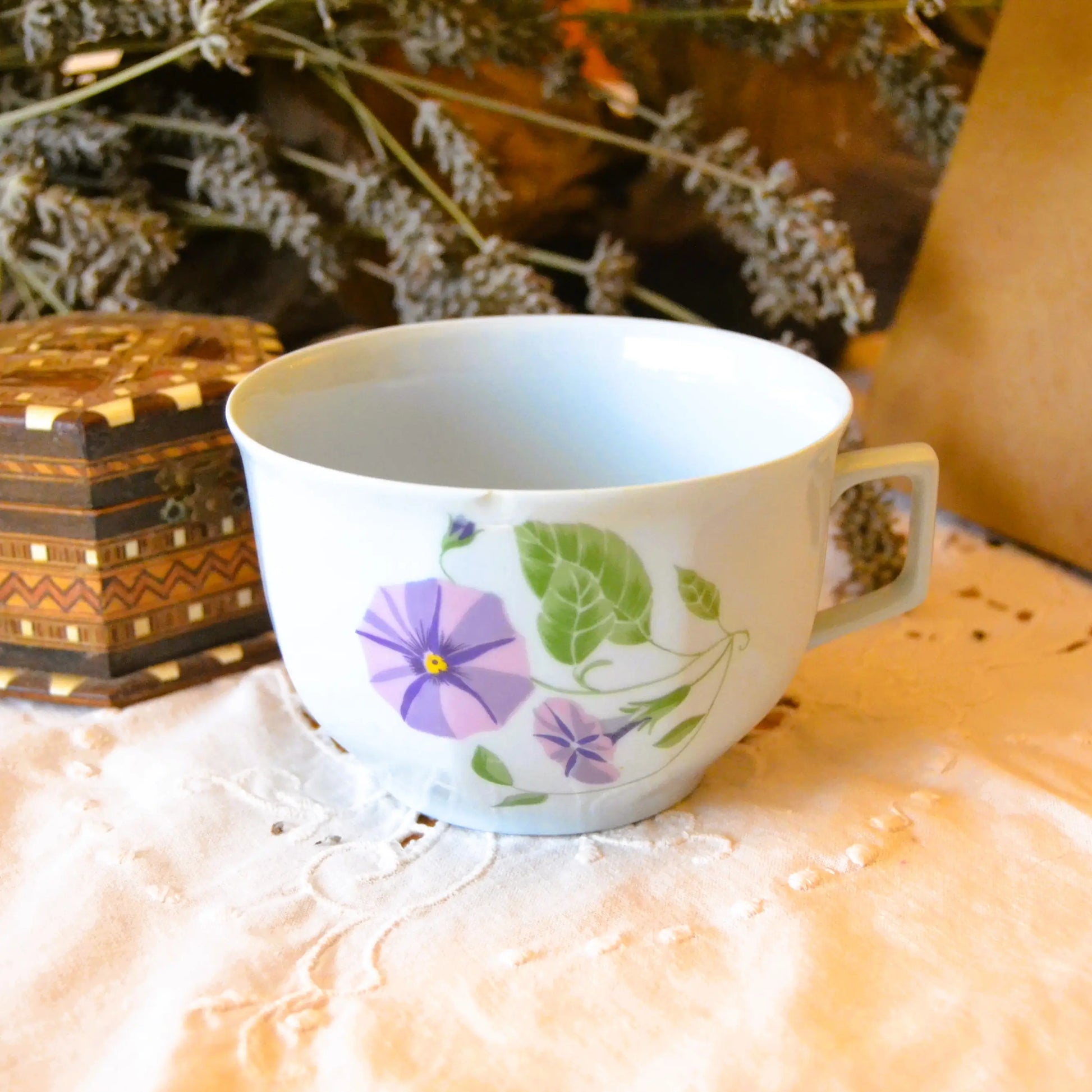 Image de Bougie décorative artisanale en porcelaine de Limoges bleutée — parfum au choix | Le sens des choses – boutique artisanale éthique de bougies parfumées et savons naturels fabriqués en France