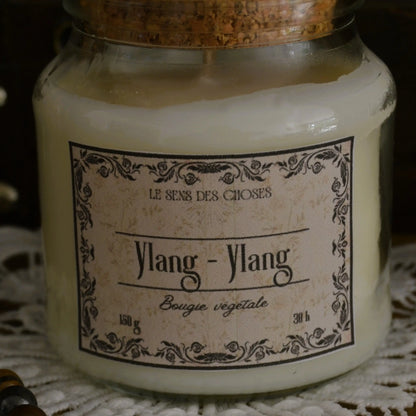 Image de bougie parfumée ylang-ylang | Le sens des choses, boutique en ligne de produits artisanaux, naturels et écoresponsables, fabriqués en France ou en Europe : savons artisanaux, bougies parfumées, accessoires zéro déchet.