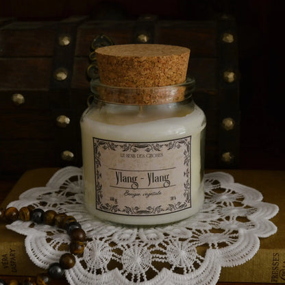 Image de bougie parfumée ylang-ylang | Le sens des choses, boutique en ligne de produits artisanaux, naturels et écoresponsables, fabriqués en France ou en Europe : savons artisanaux, bougies parfumées, accessoires zéro déchet.