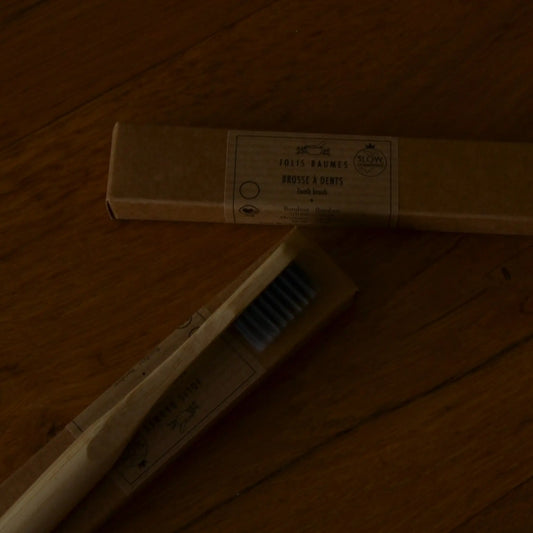 Image de brosse à dents en bambou biodégradable | Le sens des choses, boutique en ligne de produits artisanaux, naturels et écoresponsables, fabriqués en France ou en Europe : savons artisanaux, bougies parfumées, accessoires zéro déchet.