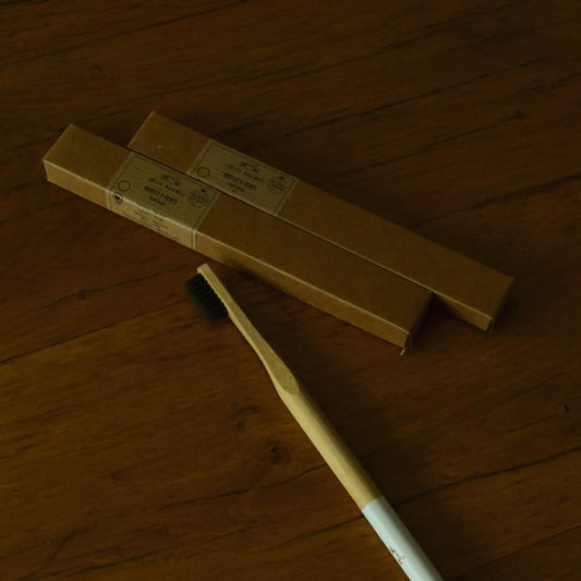 Brosse à dents en bambou biodégradable – Création artisanale | Le sens des choses – Boutique de bougies parfumées végétales, décorations et savons