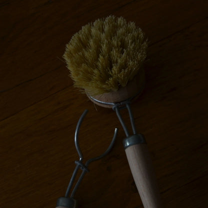 Image de Brosse à vaisselle écologique en bois et fibres naturelles | Le sens des choses – boutique artisanale de savons et bougies parfumées naturels fabriqués en France