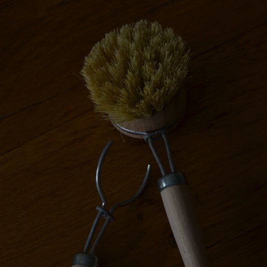 Image de brosse à vaisselle écologique en bois et fibres naturelles | Le sens des choses, boutique en ligne de produits artisanaux, naturels et écoresponsables, fabriqués en France ou en Europe : savons artisanaux, bougies parfumées, accessoires zéro déchet.