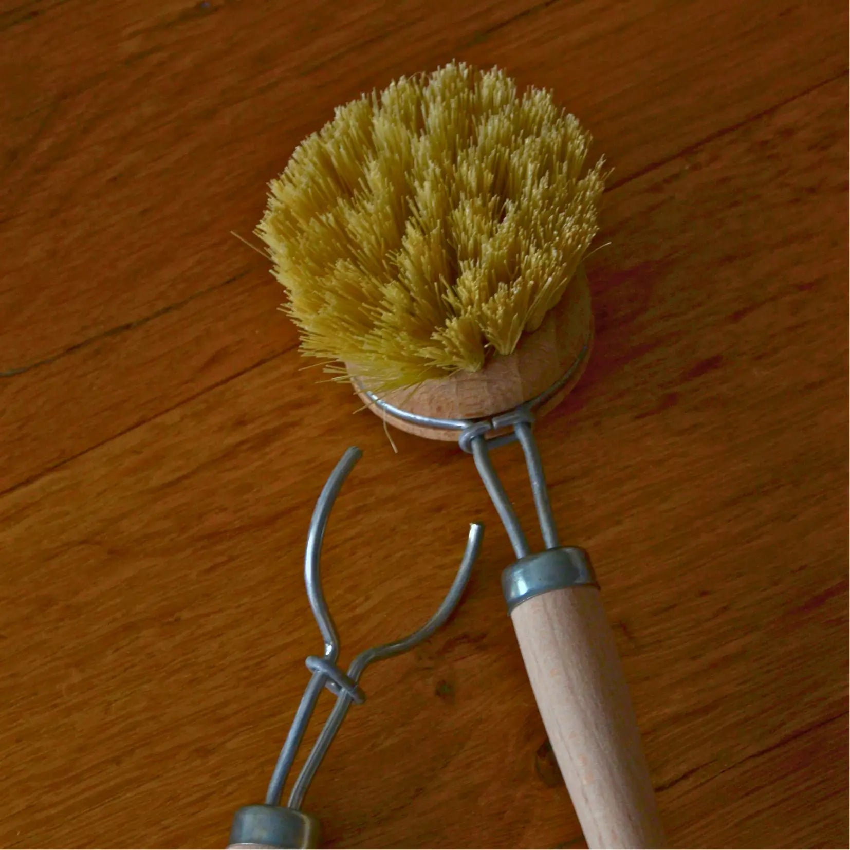 Image de Brosse à vaisselle écologique en bois et fibres naturelles | Le sens des choses – boutique artisanale éthique de bougies parfumées et savons naturels fabriqués en France