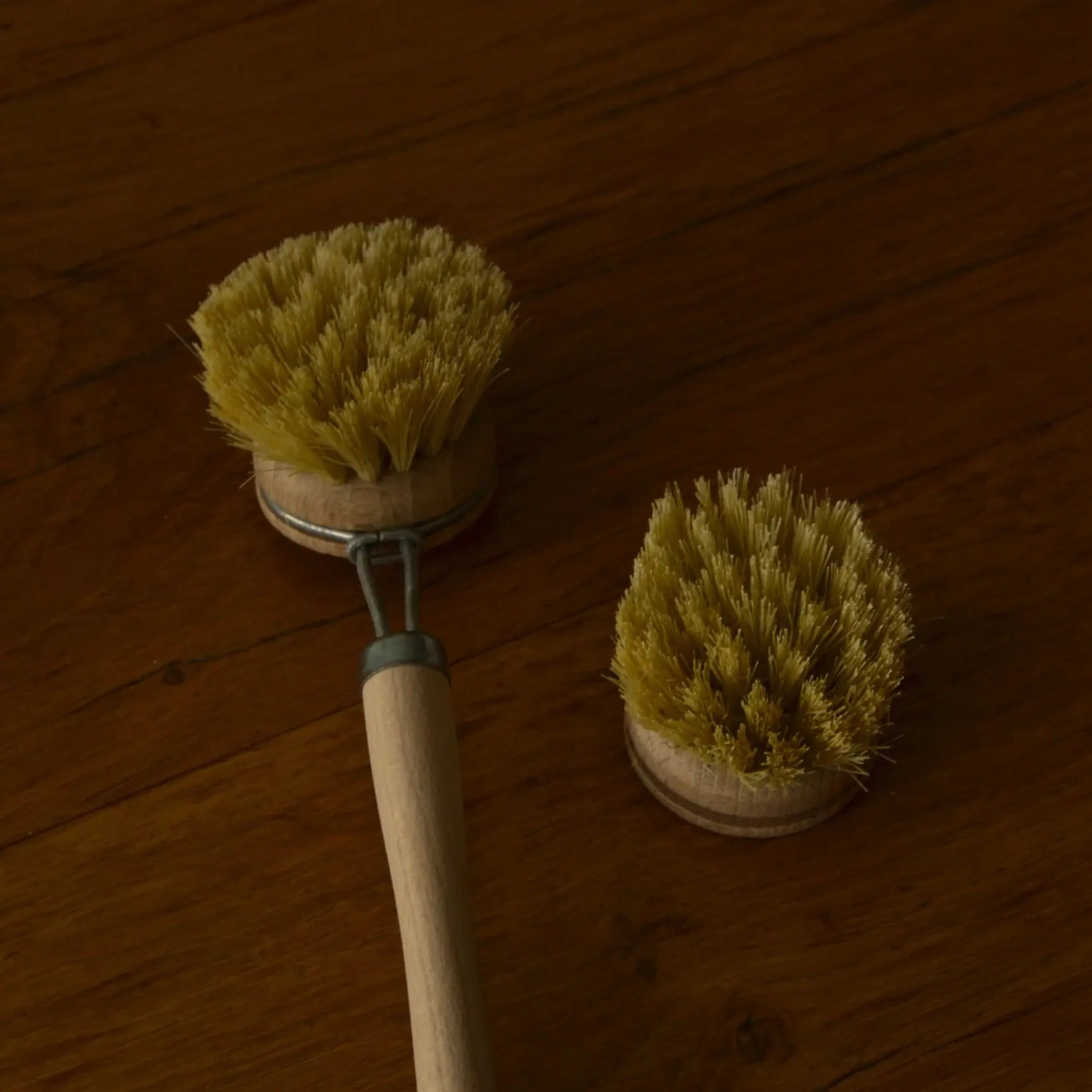 Brosse à vaisselle écologique en bois et fibres naturelles – Création artisanale | Le sens des choses – Boutique de bougies parfumées végétales, décorations et savons