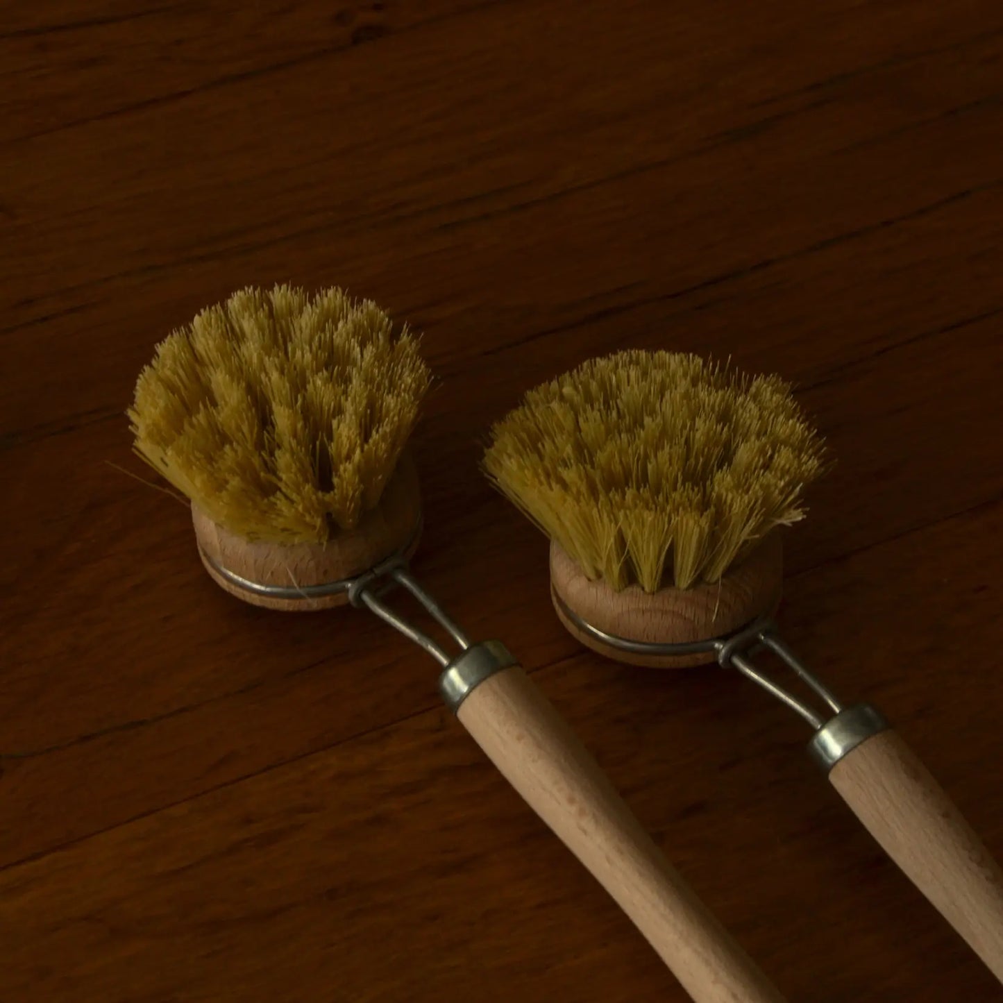 Brosse à vaisselle écologique en bois et fibres naturelles – Création artisanale | Le sens des choses – Boutique de bougies parfumées végétales, décorations et savons