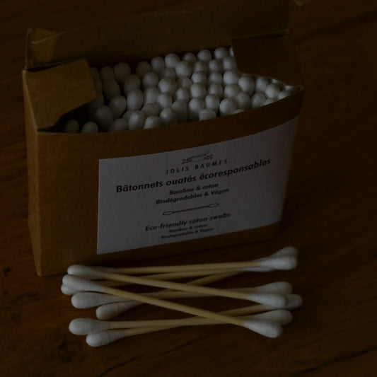 Image de bâtonnets ouatés écologiques en bambou et coton bio | Le sens des choses, boutique en ligne de produits artisanaux, naturels et écoresponsables, fabriqués en France ou en Europe : savons artisanaux, bougies parfumées, accessoires zéro déchet.