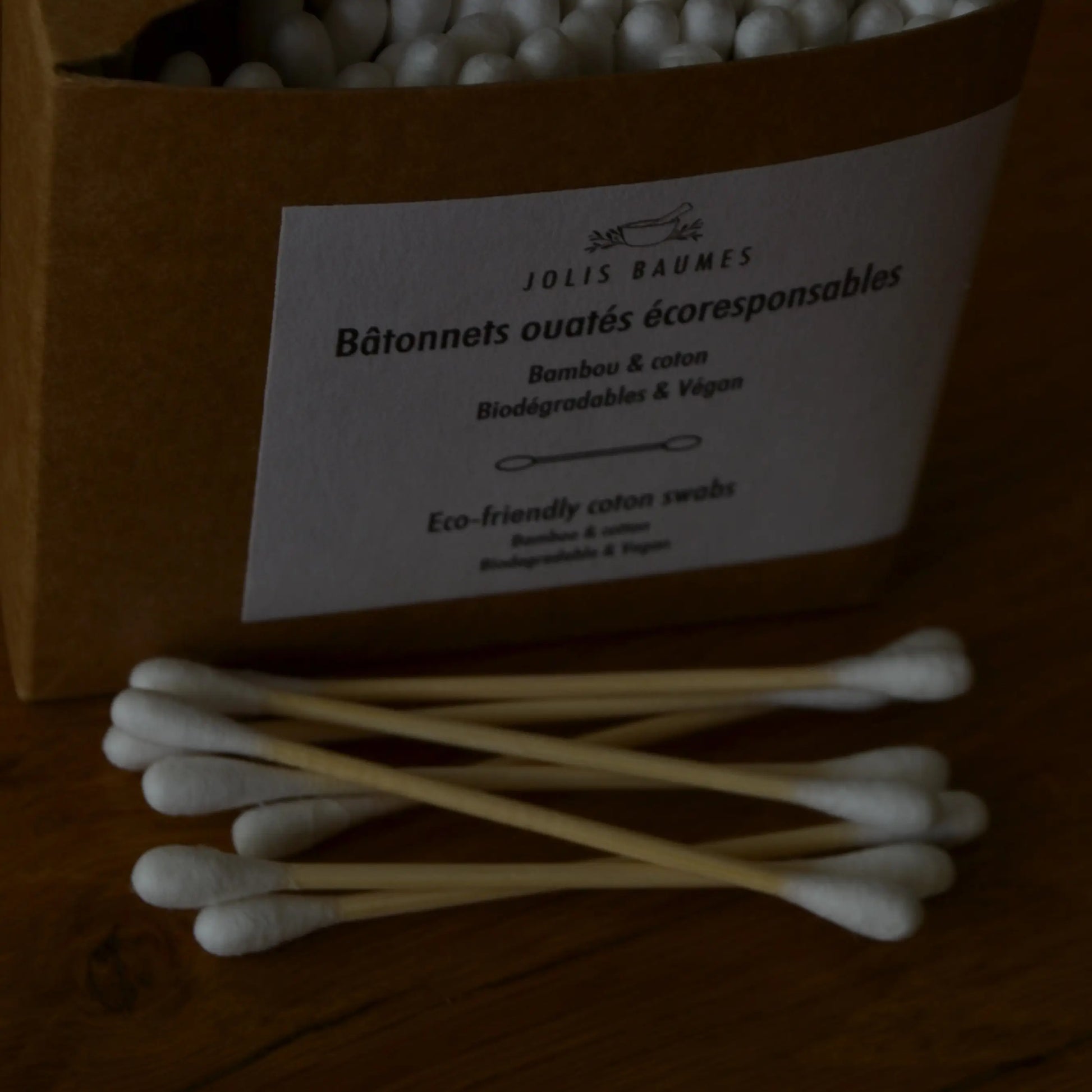 Image de Bâtonnets ouatés écologiques en bambou et coton bio | Le sens des choses – boutique artisanale de savons et bougies parfumées naturels fabriqués en France