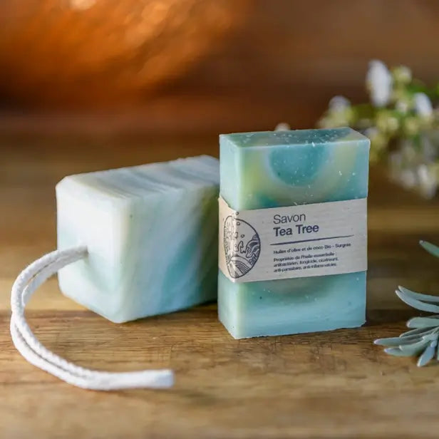 Image de savon au tea tree (arbre à thé) | Le sens des choses, boutique en ligne de produits artisanaux, naturels et écoresponsables, fabriqués en France ou en Europe : savons artisanaux, bougies parfumées, accessoires zéro déchet.
