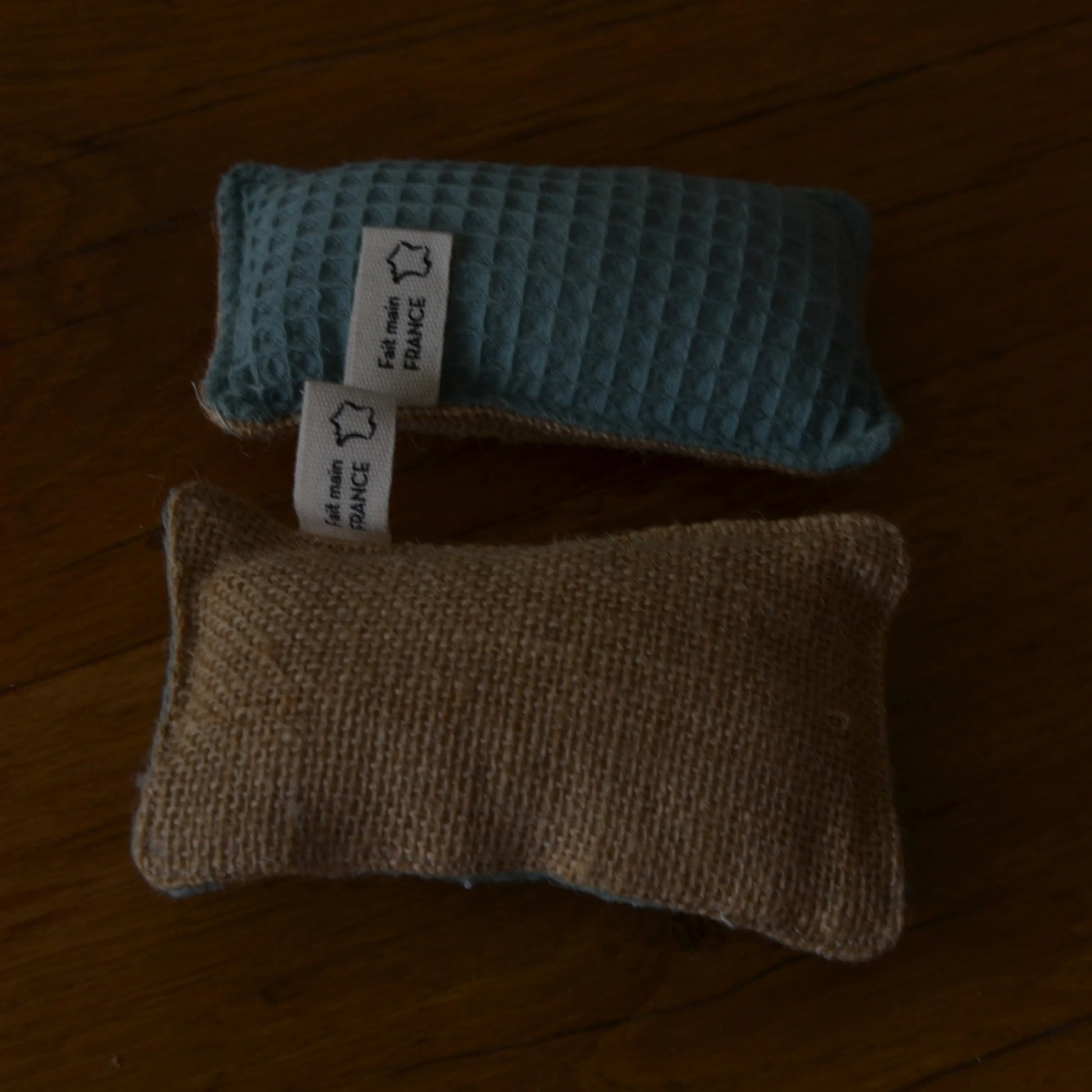 Image de Éponge vaisselle lavable en coton bio et jute | Le sens des choses – boutique artisanale de savons et bougies parfumées naturels fabriqués en France