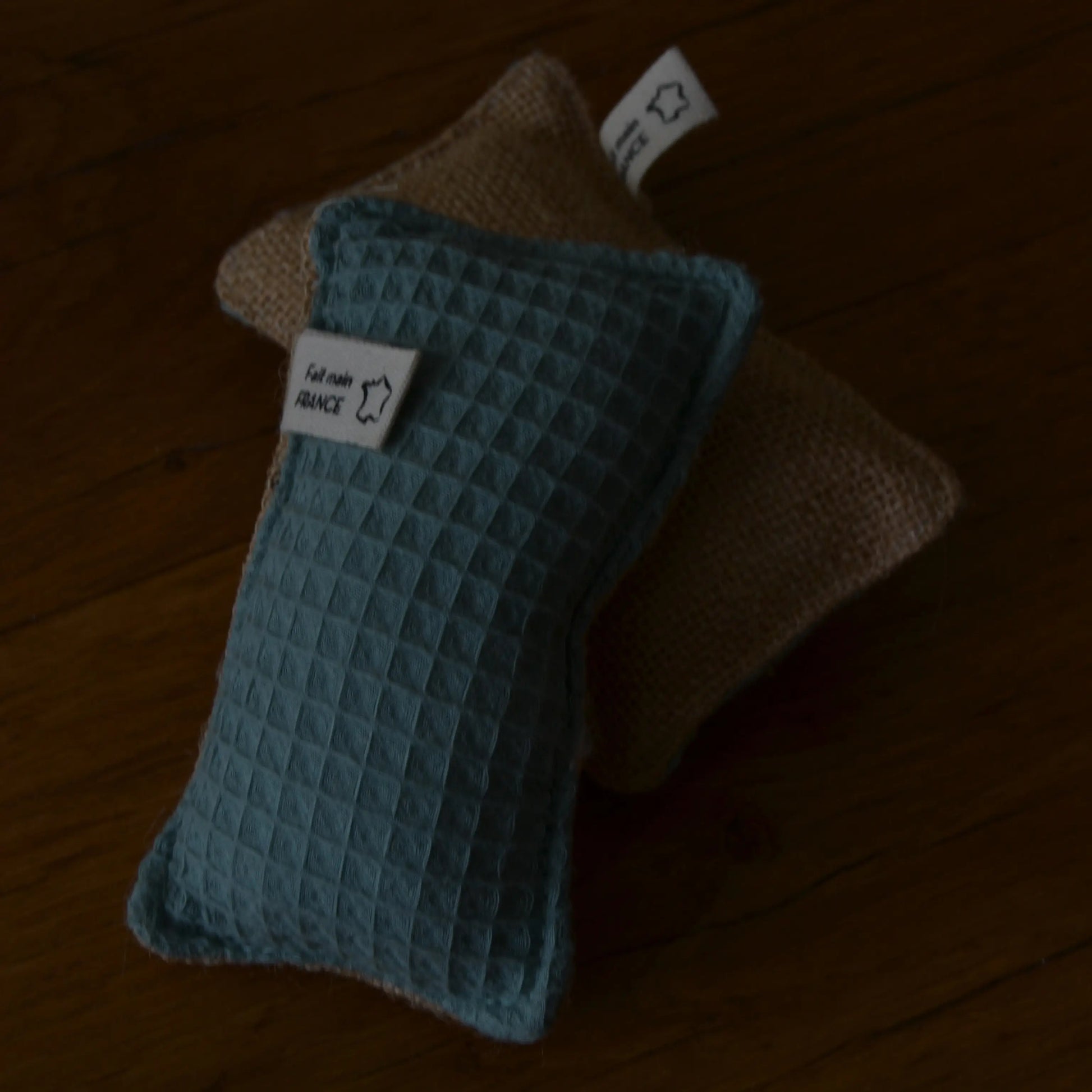 Image de Éponge vaisselle lavable en coton bio et jute | Le sens des choses – boutique artisanale de savons et bougies parfumées naturels fabriqués en France