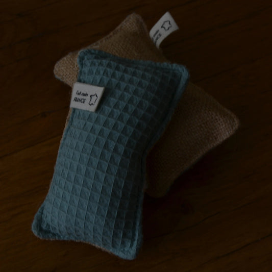 Image de éponge vaisselle lavable en coton bio et jute | Le sens des choses, boutique en ligne de produits artisanaux, naturels et écoresponsables, fabriqués en France ou en Europe : savons artisanaux, bougies parfumées, accessoires zéro déchet.