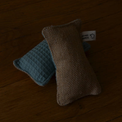 Image de Éponge vaisselle lavable en coton bio et jute | Le sens des choses – boutique artisanale de savons et bougies parfumées naturels fabriqués en France