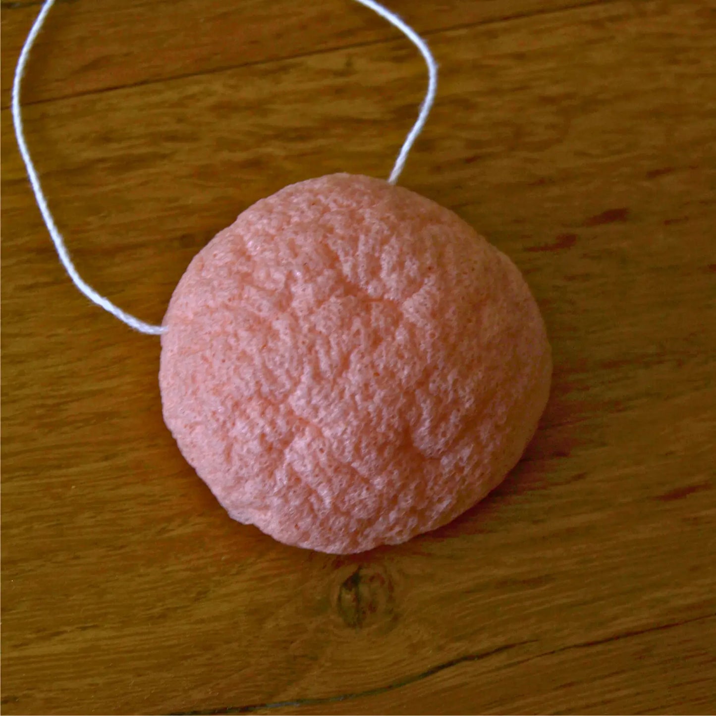 Éponge konjac naturelle enrichie à l’argile rose – Création artisanale | Le sens des choses – Boutique de bougies parfumées végétales et objets décoratifs écoresponsables