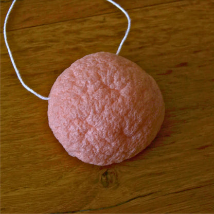 Éponge konjac naturelle enrichie à l’argile rose – Création artisanale | Le sens des choses – Boutique de bougies parfumées végétales et objets décoratifs écoresponsables