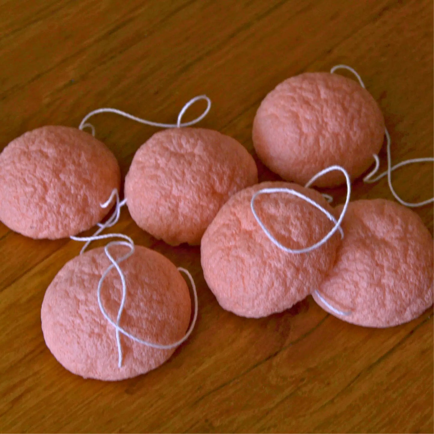 Éponge konjac naturelle enrichie à l’argile rose – Création artisanale | Le sens des choses – Boutique de bougies parfumées végétales et objets décoratifs écoresponsables