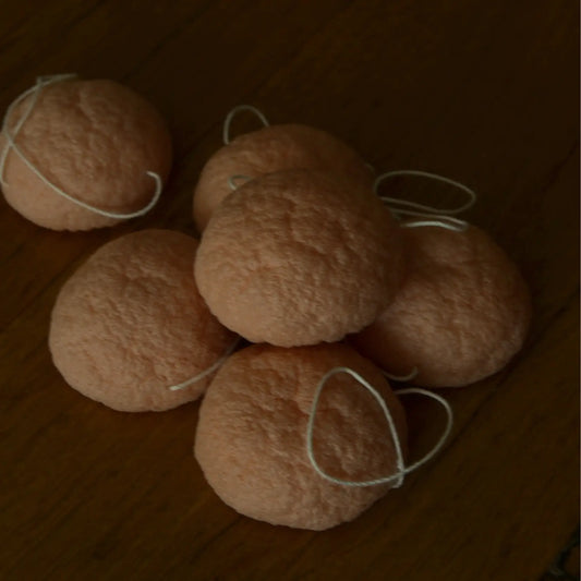 Éponge konjac naturelle enrichie à l’argile rose – Création artisanale | Le sens des choses – Boutique de bougies parfumées végétales, décorations et savons