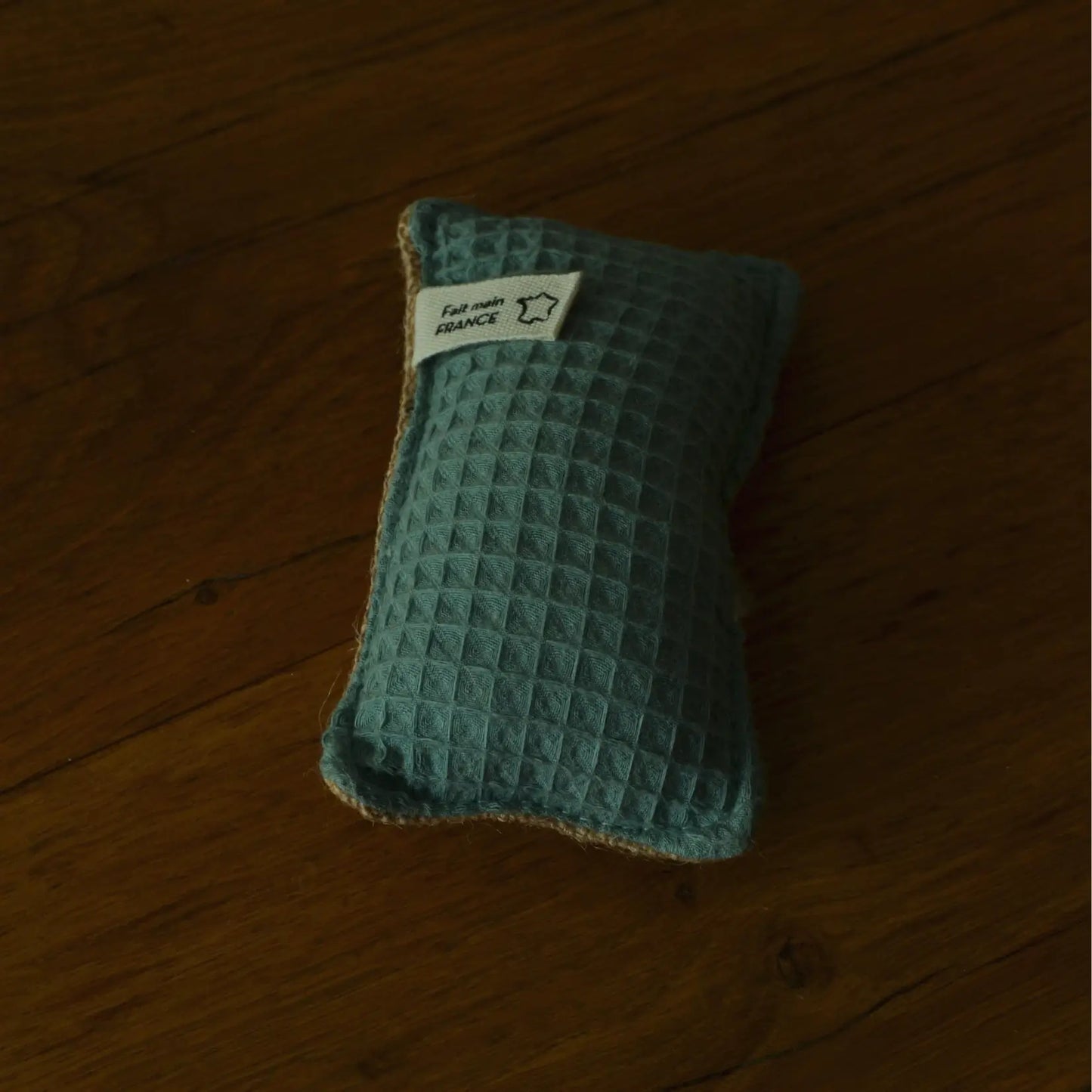 Éponge vaisselle lavable en coton bio et jute – Création artisanale | Le sens des choses – Boutique de bougies parfumées végétales, décorations et savons