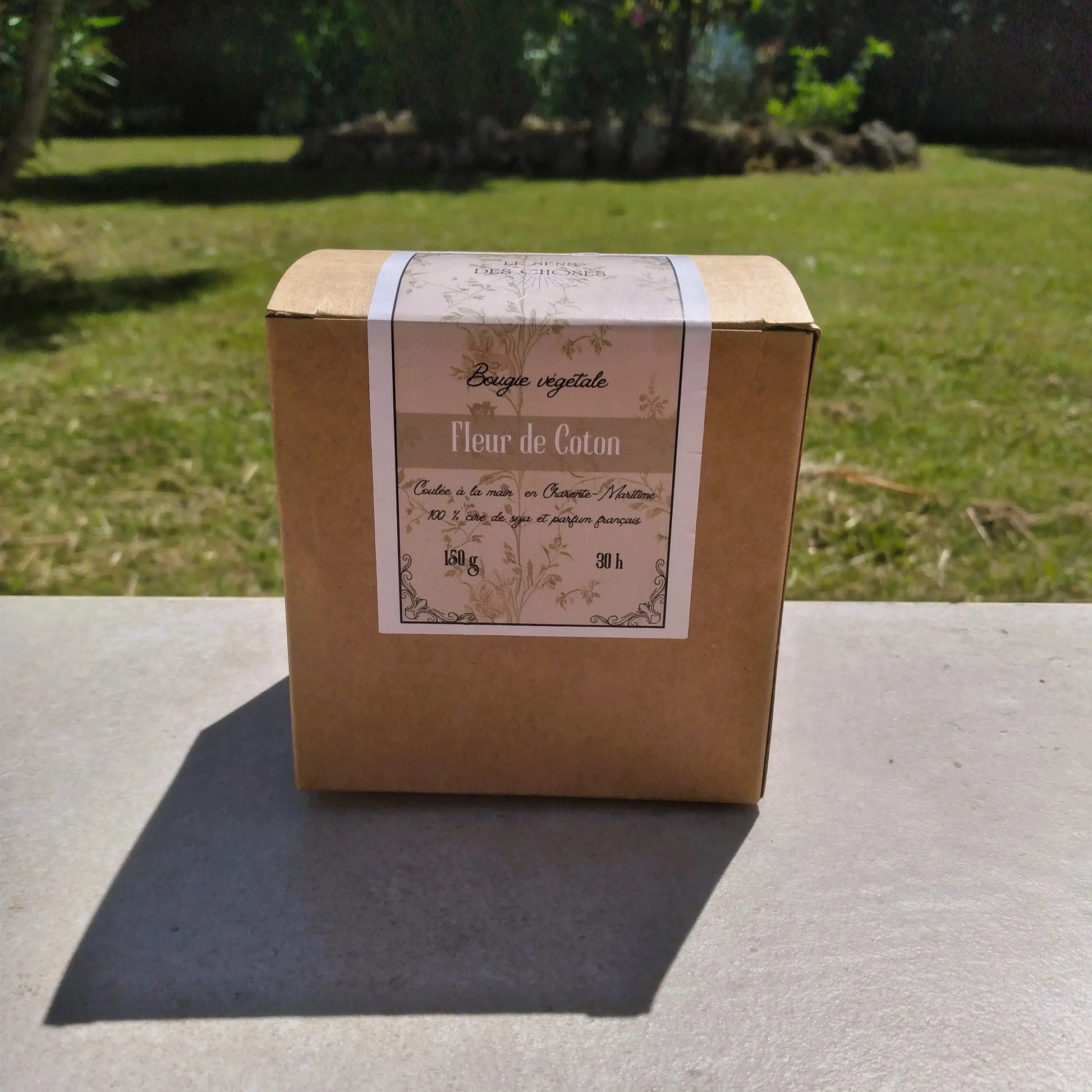 bougie parfumée — fleur de coton | Le sens des choses, boutique en ligne de produits artisanaux, naturels et écoresponsables fabriqués en France ou en Europe.
