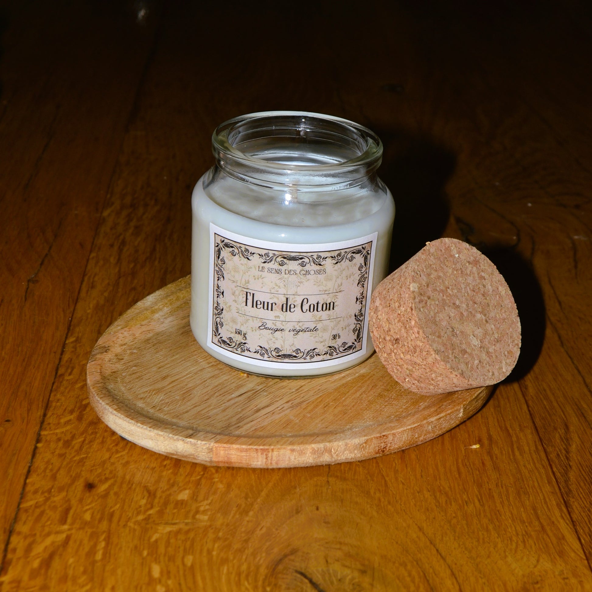 Image de bougie parfumée à la fleur de coton | Le sens des choses, boutique en ligne de produits artisanaux, naturels et écoresponsables, fabriqués en France ou en Europe : savons artisanaux, bougies parfumées, accessoires zéro déchet.