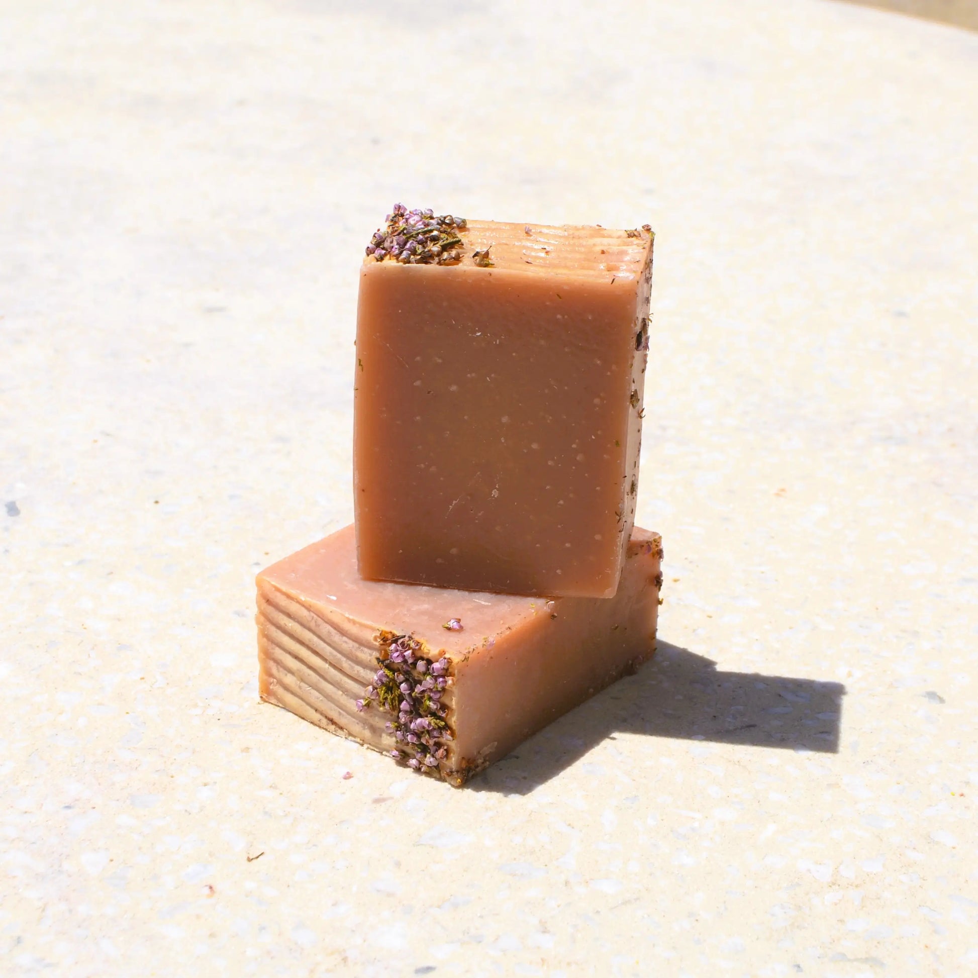 savon à la fleur de Tiaré | Le sens des choses, boutique en ligne de produits artisanaux, naturels et écoresponsables fabriqués en France ou en Europe.